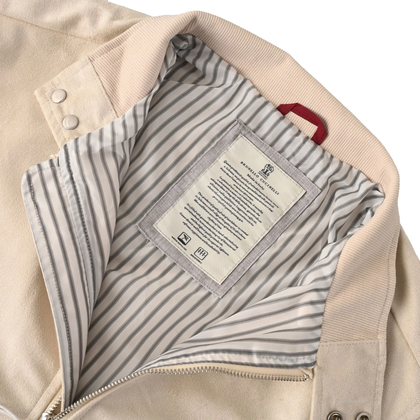 AP (higher version), White BCClassic suede stand-collar jacket is made of high-definition suede fabric, with a delicate and soft touch and a matte high-end texture. The stand-up collar has a metal snap button design that modifies the neck line and is windproof and neat; two-way zipper closure, striped lining inside, and exquisite details. The delicate small embroidered logo on the chest is low-key and unobtrusive; the elasticated cuffs + hem retain a relaxed, dropped shoulder style that is not flattering on your figure. The Retro short bomber version is suitable for daily commuting and light outdoor use in the city. It is a great layering item for spring and autumn, and makes gentlemen feel more relaxed. Khaki Retro, Cream White are clean, and Navy Blue is calm. They can be worn casually with jeans and casual pants. They are very stylish for daily commuting/weekend travel. They are the natural jackets for boys to wear in autumn. Available in Khaki/Cream White/Navy Blue. Size: 48-54